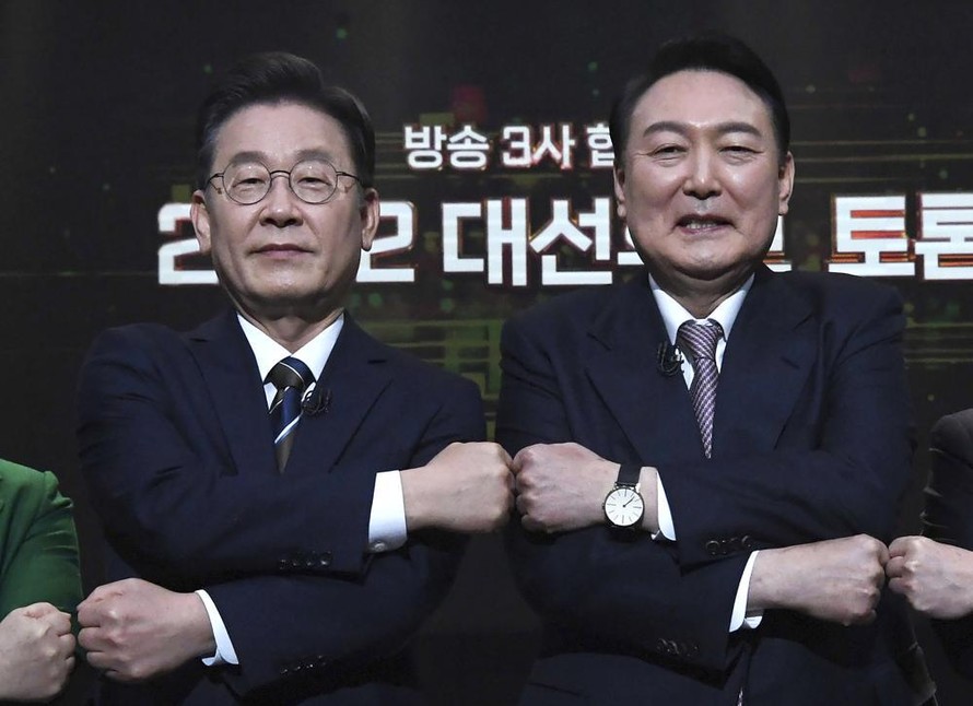 Hai ứng cử viên tổng thống Lee Jae-myung (trái), của Đảng Dân chủ đồng hành và Yoon Suk-yeol của đảng Quyền lực Nhân dân. Ảnh: AP