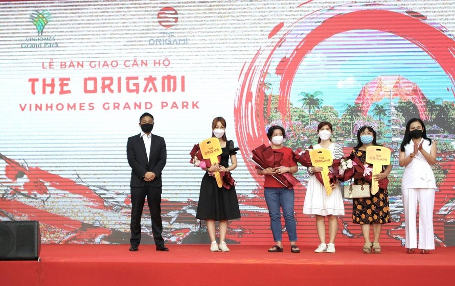 Đại diện Vinhomes và Mitsubishi Corporation trao chìa khóa cho các cư dân The Origami. 