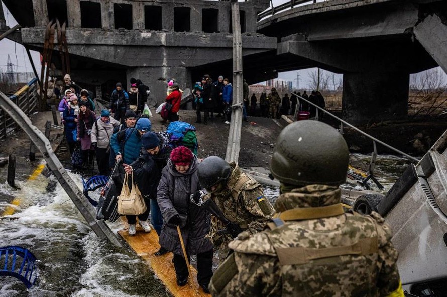 Dòng người 'ngược chiều' đổ về Kyiv