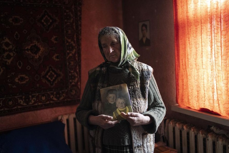 Bà Nadiya Trubchaninova, 70 tuổi, cầm trên tay bức ảnh của hai người con trai của bà Vadym Trubchaninov, 48 tuổi và Oleg Trubchaninov, 46 tuổi. Ảnh: AP