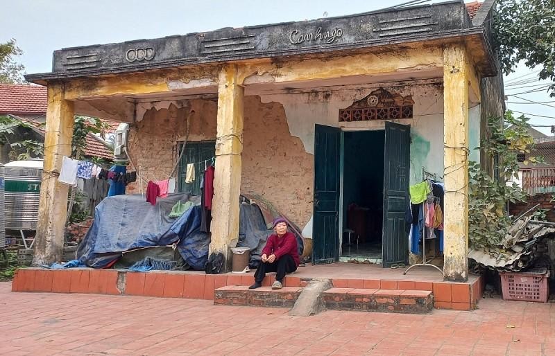 Bà Nguyễn Thị Tôn - một người dân có nhà đất tại dự án cầu Cửa Lục 1 hiện đang phải sống trong căn nhà thuê tạm bợ, đổ nát