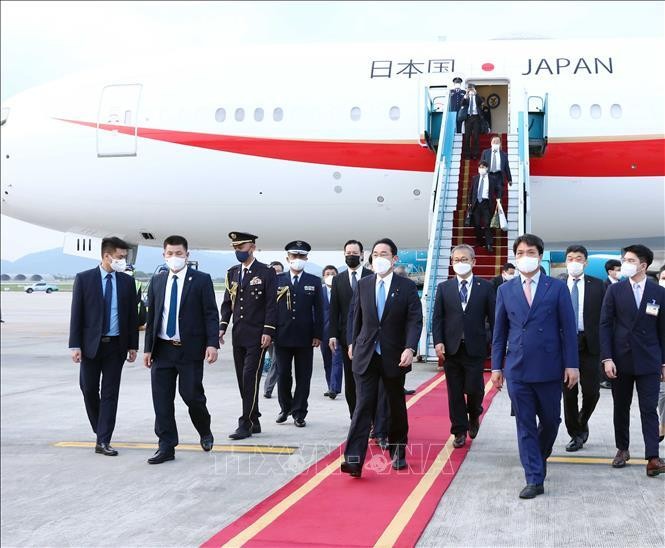 Thủ tướng Nhật Bản bắt đầu thăm chính thức Việt Nam