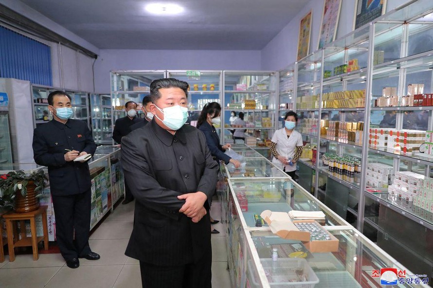 Chủ tịch Triều Tiên Kim Jong-un đi thị sát hoạt động của một cửa hàng thuốc tại Bình Nhưỡng. Ảnh: KCNA