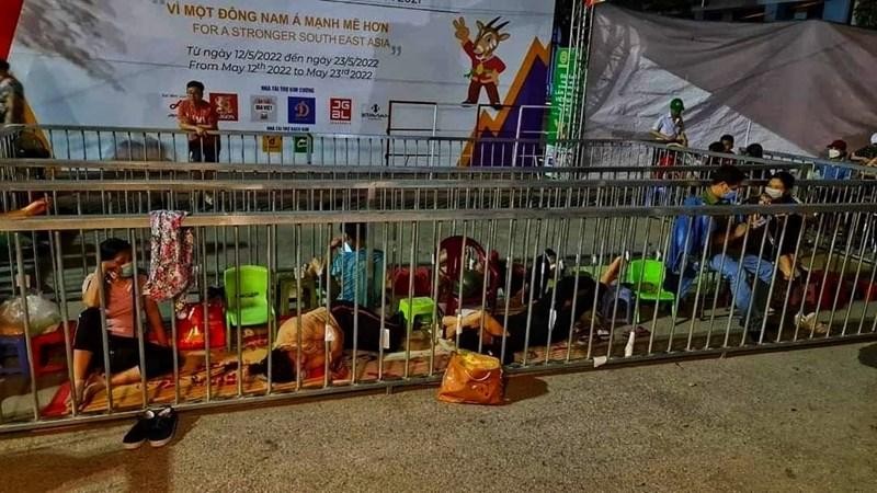 Người Quảng Ninh thức xuyên đêm chờ lấy vé chung kết bóng đá nữ