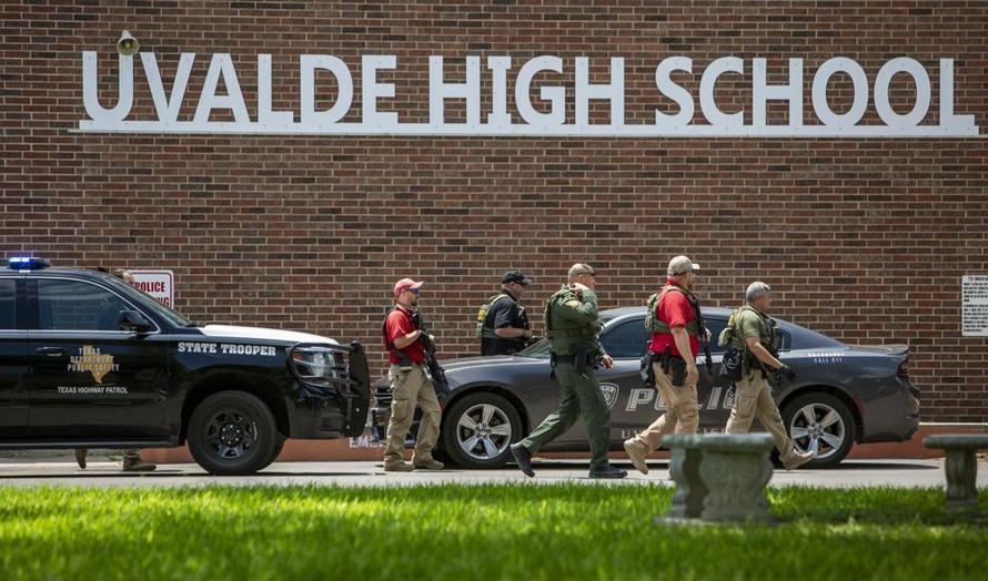 Thảm họa xả súng tại Mỹ khiến 18 học sinh thiệt mạng