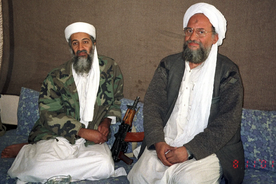 Hai trùm khủng bố Osama bin Laden và Ayman al-Zawahri ở Afghanistan, tháng 11 năm 2001. Ảnh: Reuters