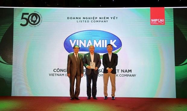 Ông Trịnh Quốc Dũng, Giám đốc Điều hành Vinamilk (Khối Phát triển vùng nguyên liệu) đại diện nhận giải thưởng Top 50 CSA.
