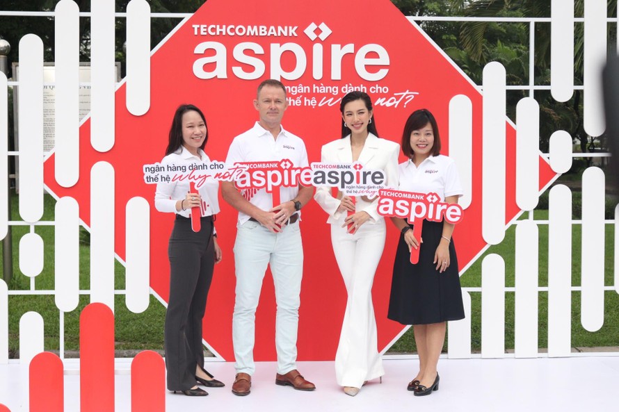 Hoa hậu Hòa bình Quốc tế 2021 Nguyễn Thúc Thùy Tiên (thứ hai từ phải sang) là đại sứ thương hiệu của Techcombank Aspire.
