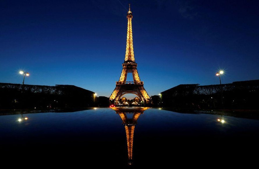 Tháp Eiffel tắt đèn sớm để tiết kiệm năng lượng