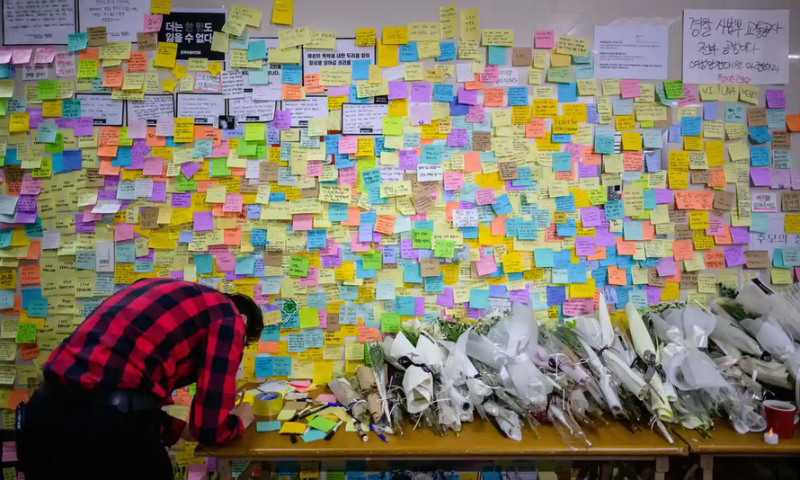 Nhiều người dân Seoul đã viết thư chia buồn và đặt hoa tại khu vực nhà gà Sindang nhằm bày tỏ sự thông cảm với nạn nhân. Ảnh: AFP