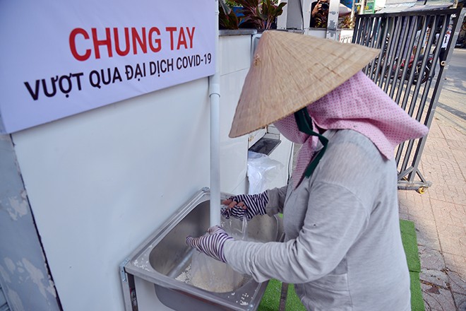 Sáng kiến 'ATM gạo' hoạt động 24/24 phát miễn phí cho người nghèo ở TPHCM
