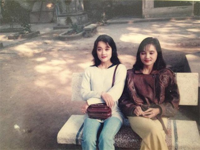 Vân Dung và chị gái Vân Trang, cả hai cùng ghi danh vào cuộc thi Hoa hậu báo Tiền Phong năm 1992.