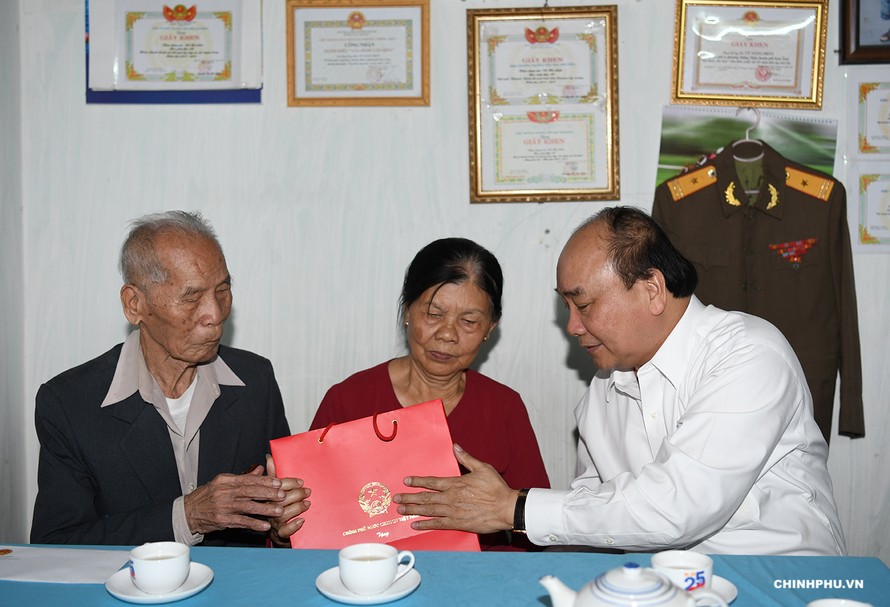 Thủ tướng Nguyễn Xuân Phúc thăm hỏi, động viên ông Vũ Năng Phấn. Ảnh: VGP/Quang Hiếu
