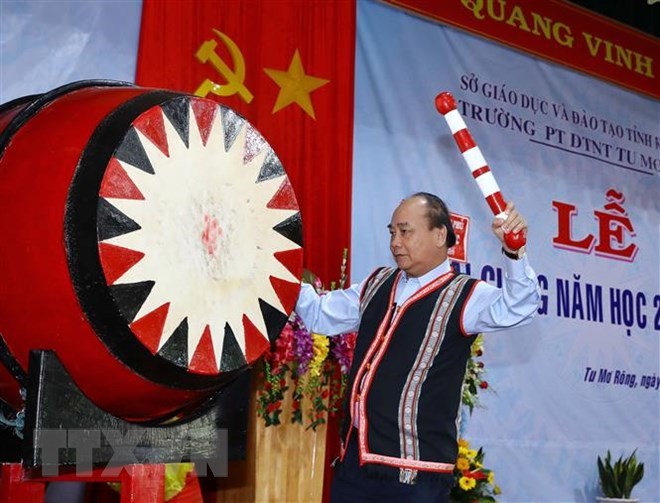 Thủ tướng đánh trống khai giảng năm học mới tại Kon Tum