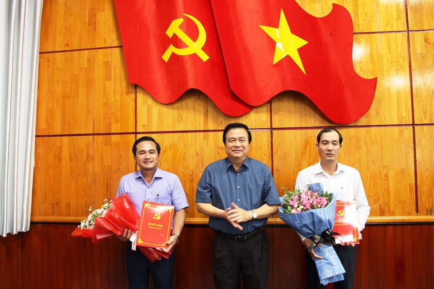 Bí thư Tỉnh ủy Long An Phạm Văn Rạnh trao quyết định và chúc mừng đồng chí Phạm Xuân Bách, và đồng chí Võ Thanh Phong.
