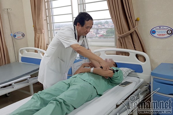 PGS.TS Nguyễn Minh Hiện khám lại cho bệnh nhân sau 6 ngày điều trị đột quỵ. Ảnh: T. Hạnh