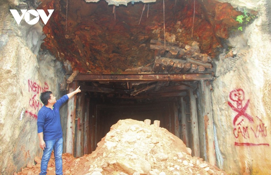 Một cửa vào khu vực hầm lò ở bãi vàng Bồng Miêu, xã Tam Lãnh, huyện Phú Ninh, tỉnh Quảng Nam.