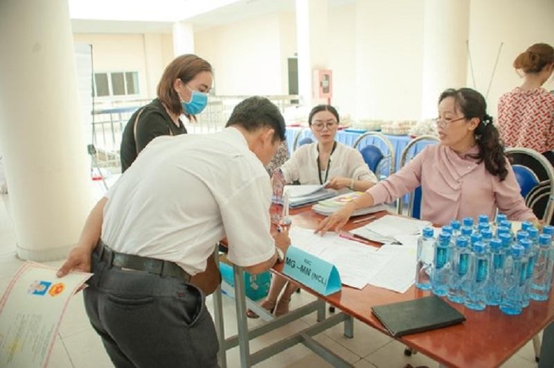 Phụ huynh tại Trường Tiểu học Hồng Hà, quận Bình Thạnh đóng học phí và các khoản thu khác cho con. Ảnh: P.Nga