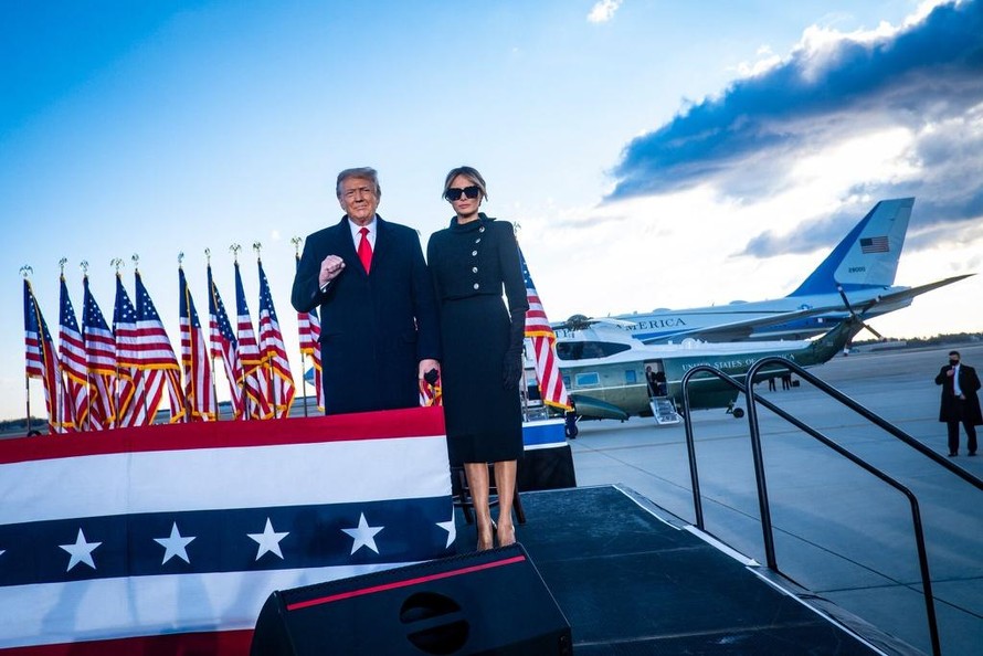 Ông Donald Trump và vợ, Melania Trump, ở sân bay Joint Base Andrews trong chuyến bay cuối cùng trên Air Force One hôm 20/1. Ảnh: New York Times.