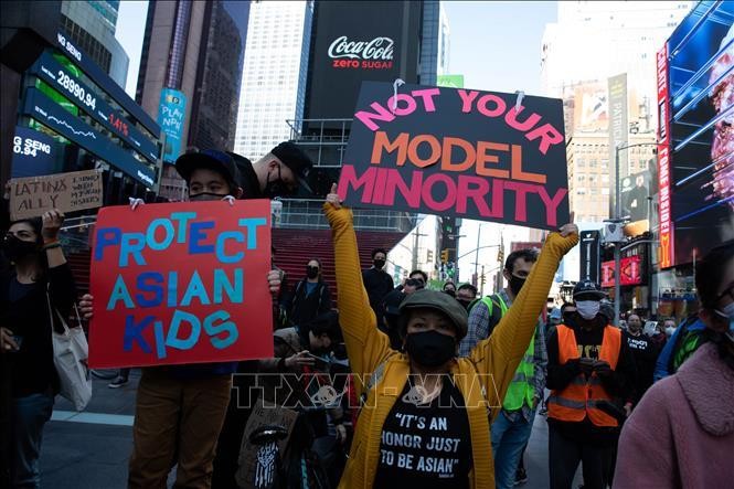 Người dân tham gia tuần hành biểu thị tình đoàn kết với người Mỹ gốc châu Á tại New York, Mỹ, ngày 20/3/2021. Ảnh: THX/TTXVN