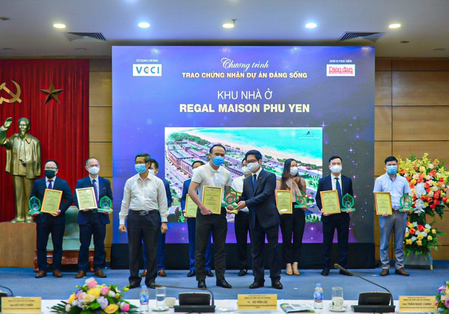 Đại diện chủ đầu tư ĐXMT nhận giải “Dự án đáng sống 2021” cho dự án Regal Maison Phu Yen