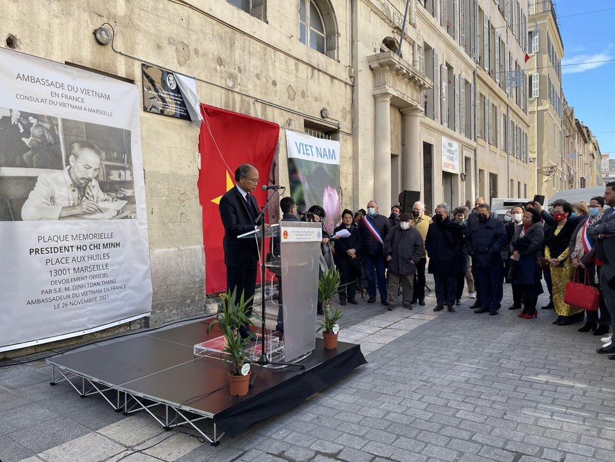 Đại sứ Việt Nam tại Pháp Đinh Toàn Thắng phát biểu tại buổi lễ khánh thành biển tưởng niệm chủ tịch Hồ Chí Minh. Ảnh: Thu Hà 
