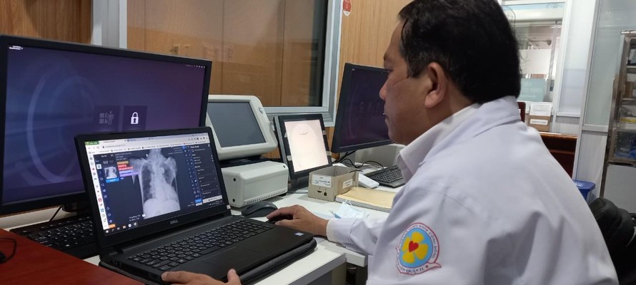Bác sĩ Bệnh viện dã chiến Quận 11 ( thành phố Hồ Chí Minh) sử dụng DrAid chẩn đoán COVID-19