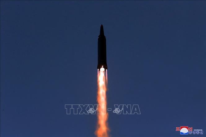 Trong ảnh (do Hãng thông tấn Trung ương Triều Tiên đăng phát ngày 12/1/2022): Một tên lửa siêu vượt âm được Triều Tiên phóng thử nghiệm tại một địa điểm không xác định. Ảnh: AFP/TTXVN