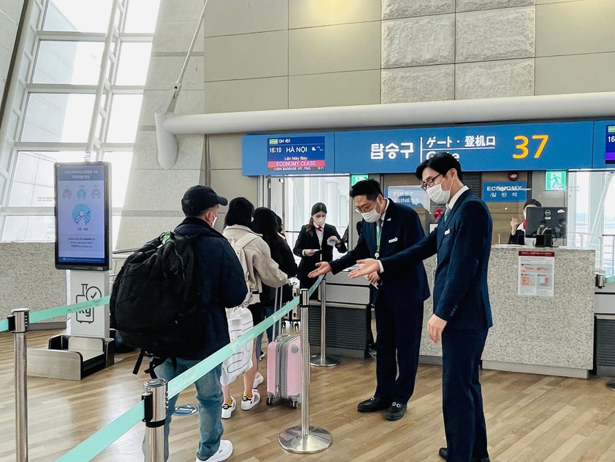 Hành khách làm thủ tục check-in tại sân bay Incheon, Hàn Quốc