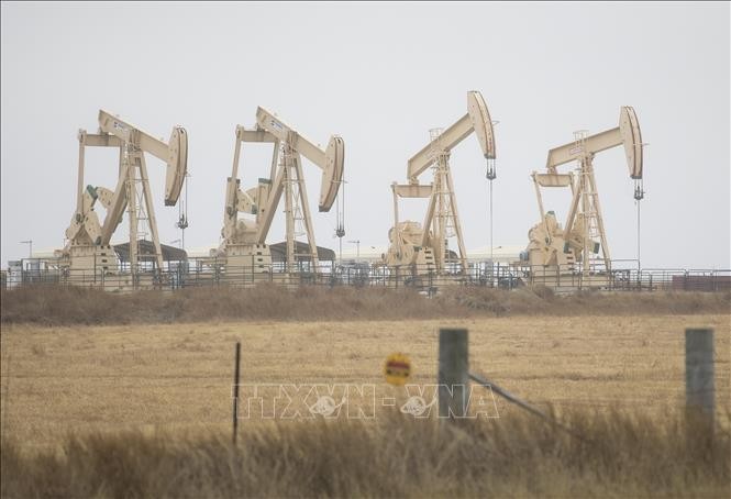Giá dầu thế giới giảm xuống dưới ngưỡng 100 USD/thùng lần đầu tiên trong 3 tuần