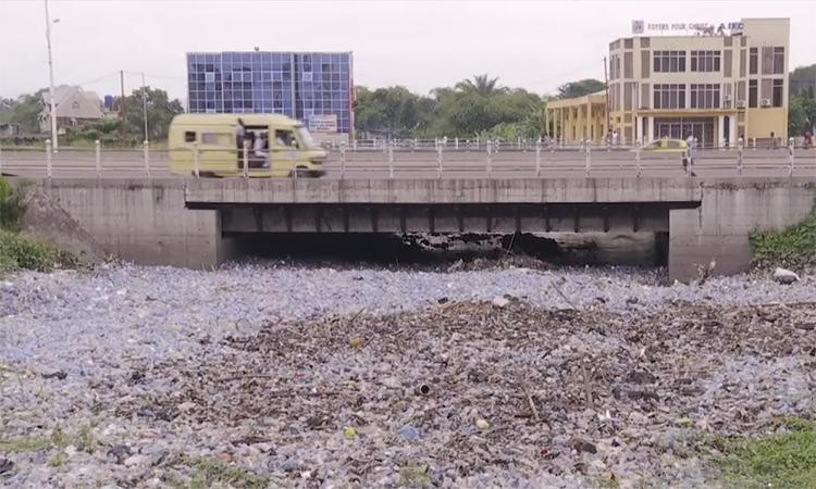 Nhà máy thủy điện lớn nhất ở CHDC Congo gián đoạn hoạt động vì ô nhiễm rác thải nhựa