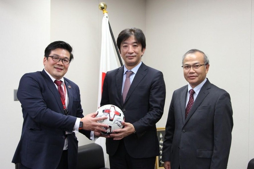 Trao tặng Thủ tướng Nhật Bản quả bóng có chữ ký của các tuyển thủ Việt Nam