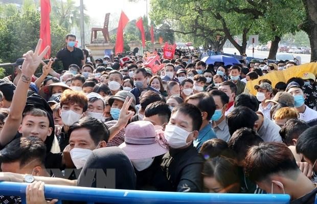 Hàng ngàn người xếp hàng từ sớm để mua vé trận đấu giữa U23 Việt Nam - U23 Indonesia