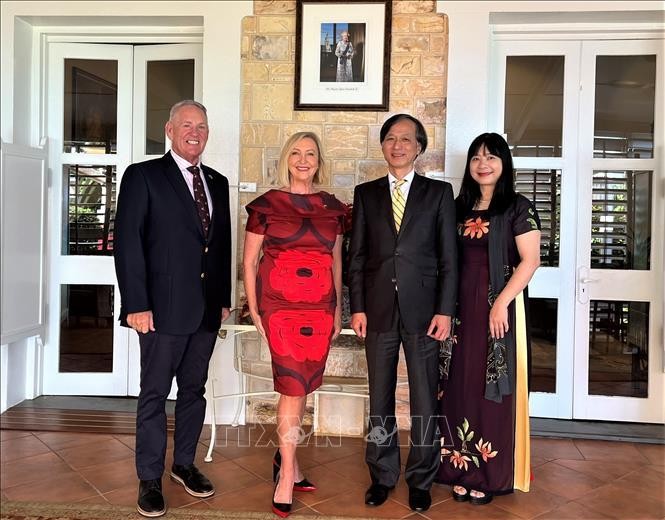Đại sứ Nguyễn Tất Thành và phu nhân chụp ảnh cùng Thống đốc Bắc Australia Vicki O’Hallorand và phu quân. Ảnh: TTXVN phát