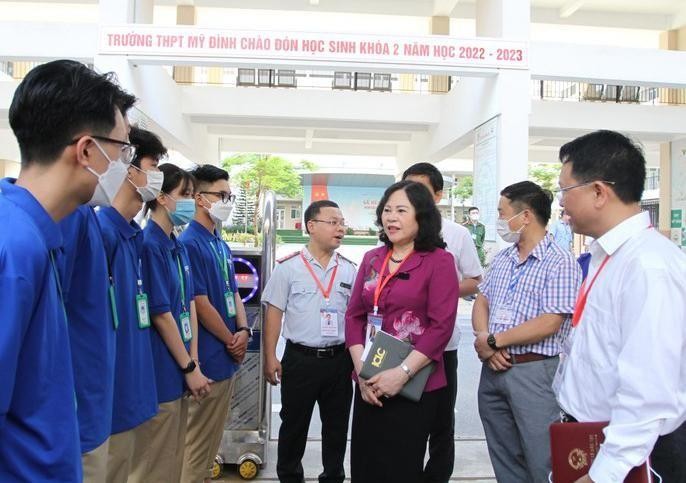 Thứ trưởng Bộ Giáo dục và Đào tạo Ngô Thị Minh kiểm tra tại Hà Nội