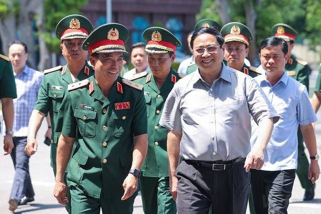 Thủ tướng Chính phủ Phạm Minh Chính và đoàn công tác tới thăm, làm việc với Bộ Tư lệnh Quân khu 4. Ảnh: VGP/Nhật Bắc
