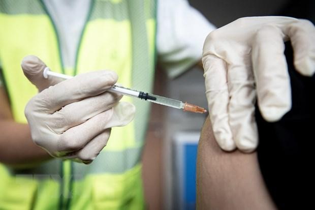 Nhân viên y tế tiêm vaccine phòng bệnh đậu mùa khỉ cho người dân tại Paris, Pháp. (Ảnh: AFP/TTXVN)