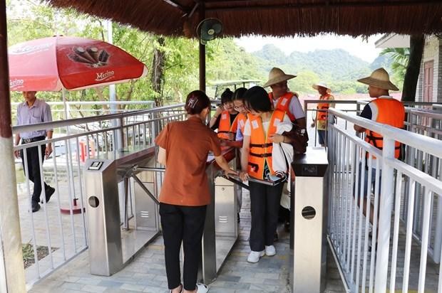 Du khách tham quan tại Khu du lịch sinh thái Thung Nham (Hoa Lư, Ninh Bình). (Ảnh: Đức Phương/TTXVN)