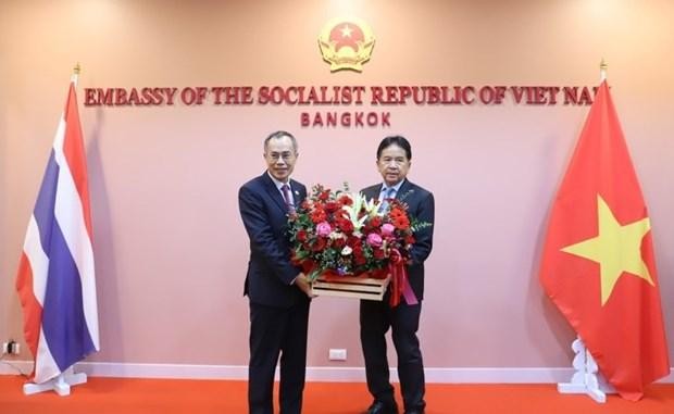Đại sứ Lào tại Thái Lan Khamphan Anlavan trao lẵng hoa chúc mừng Quốc khánh Việt Nam. (Nguồn: nhandan.vn)