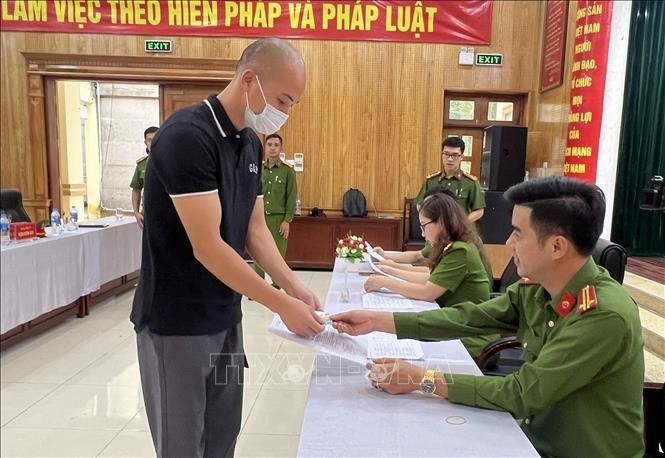 Hà Nội: Phạm nhân được đặc xá xúc động khi được trao căn cước công dân