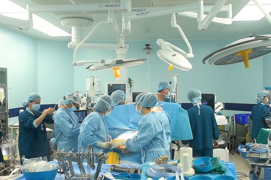 Với sự chuẩn bị kỹ lưỡng, ekip đa chuyên khoa Bệnh viện Vinmec Times City đã phối hợp nhuần nhuyễn trong suốt thời gian hơn 5h phẫu thuật cấy ghép tim bán phần nhân tạo cho y tá Vi Thi Tân.
