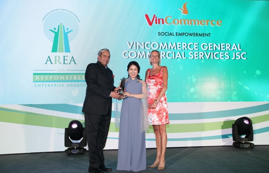 Đại diện VinCommerce lên nhận giải tại lễ vinh danh “Doanh nghiệp trách nhiệm Châu Á”