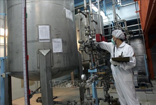 Kỹ thuật viên Iran kiểm tra các thiết bị tại cơ sở làm giàu urani Isfahan ở cách thủ đô Tehran 420km về phía nam. Ảnh: AFP/TTXVN