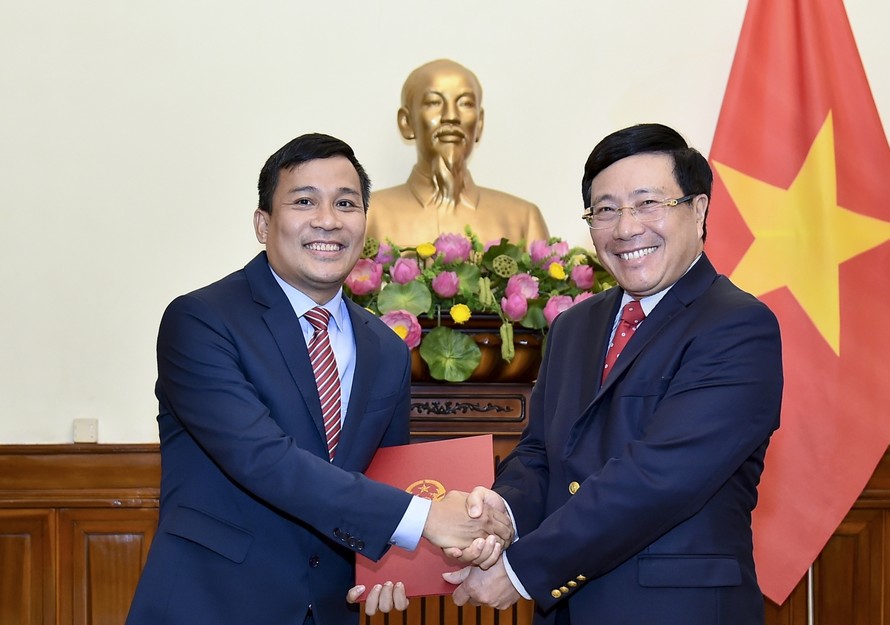 Phó Thủ tướng Phạm Bình Minh trao quyết định cho tân Thứ trưởng Nguyễn Minh Vũ