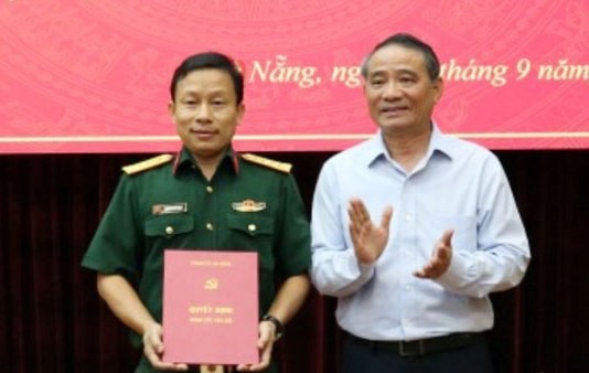 Bí thư Thành ủy Đà Nẵng Trương Quang Nghĩa trao quyết định và chúc mừng Đại tá Đoàn Duy Tân