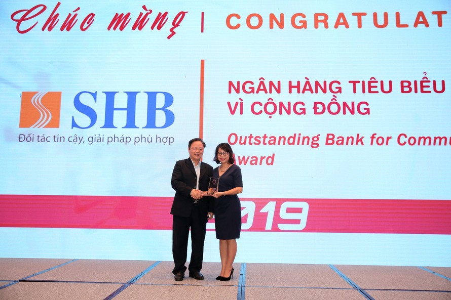 Đại điện SHB, bà Đặng Tố Loan – Phó Tổng giám đốc nhận giải thưởng “Ngân hàng tiêu biểu vì cộng đồng 2019” và giải thưởng “Ngân hàng đồng hành cùng DNVVN 2019”.