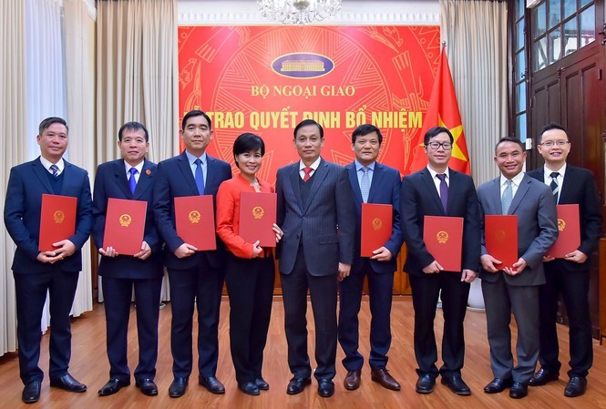Thứ trưởng Lê Hoài Trung trao quyết định và chúc mừng các cán bộ được bổ nhiệm giữ chức vụ mới. - Ảnh: VGP