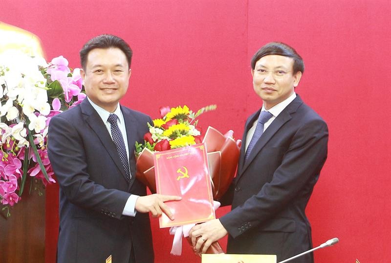 Bí thư Tỉnh ủy Quảng Ninh Nguyễn Xuân Ký trao quyết định và chúc mừng đồng chí Nguyễn Đức Thành.