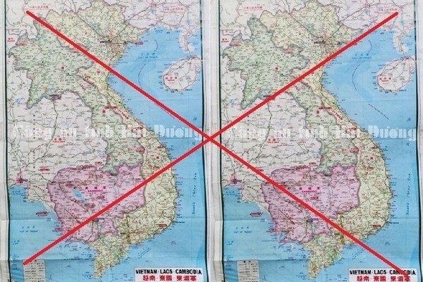 Công an Hải Dương tiêu hủy bản đồ in hình "đường lưỡi bò" phi pháp. - Ảnh: VietNamNet