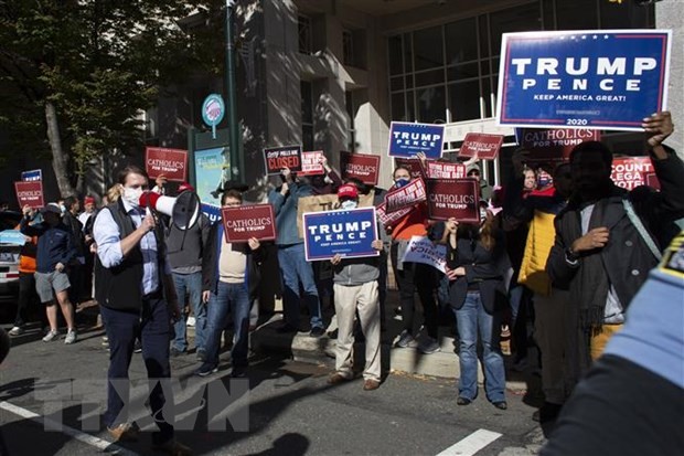 Những người ủng hộ Tổng thống Mỹ Donald Trump biểu tình tại thành phố Philadelphia, bang Pennsylvania ngày 5/11/2020. (Ảnh: AFP)